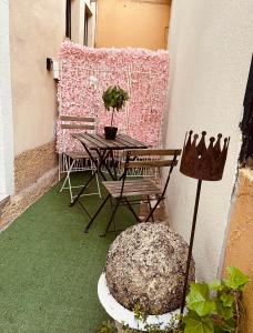 a patio with a table and chairs and a plant at Chez Régine, ETAGE privé, 45M2 in Schiltigheim