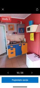 uma imagem de uma cozinha com uma cozinha de brinquedo em Dody apartmani em Leskovac