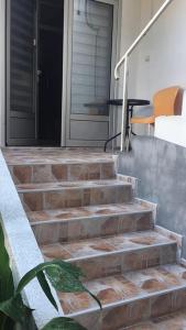 um conjunto de escadas que levam a uma porta da frente em Dody apartmani em Leskovac