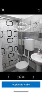 uma casa de banho com um WC e um lavatório em Dody apartmani em Leskovac