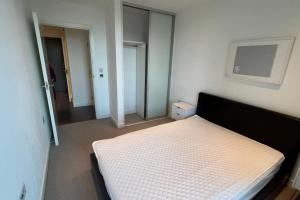 um quarto com uma cama num quarto em Cozy Living with Balcony View em Croydon