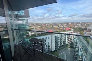 uma cadeira sentada na varanda de um edifício em Cozy Living with Balcony View em Croydon