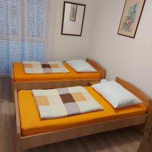 two bunk beds in a room withthritisthritisthritisthritisthritisthritisthritisthritisthritis at Apartmani Slavulj in Fažana
