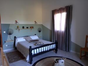 a bedroom with a bed and a window at A CASA DI PAULINA in Serra-di-Ferro