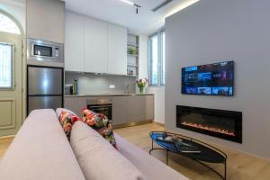 科孚镇Marisol的带沙发和壁炉的客厅