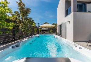 Bazén v ubytování House with pool Ledenko nebo v jeho okolí