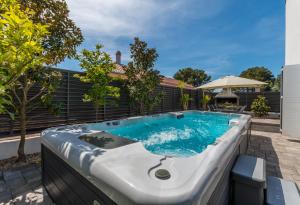 Bazén v ubytování House with pool Ledenko nebo v jeho okolí