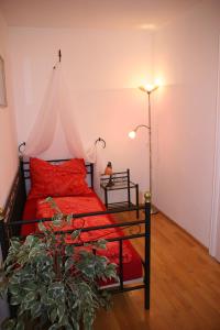 a bedroom with a red bed with a canopy at Stadtappartements Oppeneiger in Radstadt