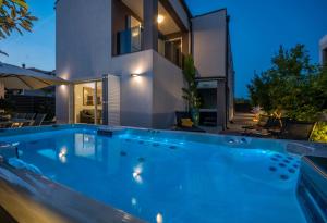 Bazén v ubytování House with pool Ledenko nebo v jeho okolí