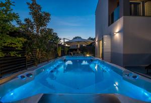 Bazén v ubytování House with pool Ledenko nebo v jeho okolí