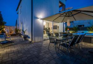Patio nebo venkovní prostory v ubytování House with pool Ledenko
