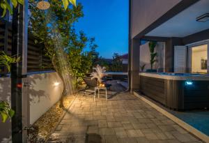 Bazén v ubytování House with pool Ledenko nebo v jeho okolí