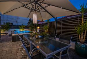 Bazén v ubytování House with pool Ledenko nebo v jeho okolí