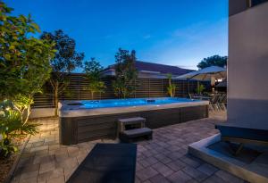 Bazén v ubytování House with pool Ledenko nebo v jeho okolí