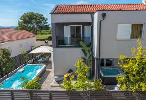 Bazén v ubytování House with pool Ledenko nebo v jeho okolí
