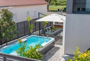 Bazén v ubytování House with pool Ledenko nebo v jeho okolí