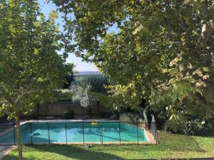 uma piscina num quintal com árvores em Magnifique Villa avec Piscine em Aix-en-Provence