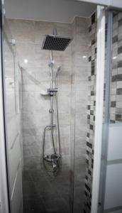 uma casa de banho com uma cabeça de chuveiro em M&M's house em Tessalônica