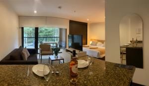 una habitación de hotel con una cama y una botella en un mostrador en Suite Estelar - A Pasos del Aeropuerto, en Rionegro