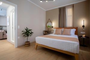 een slaapkamer met een groot bed en een woonkamer bij Marisol in Corfu-stad