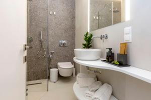 een badkamer met een toilet, een wastafel en een douche bij Marisol in Corfu-stad