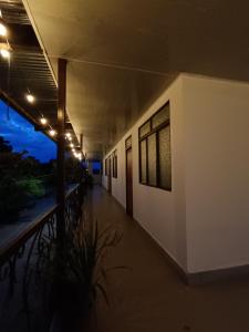 een lege hal van een gebouw 's nachts bij Casa Turística Macarena Tierra salvaje in La Macarena
