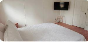 Sea Island Seclusion Marsh View with Beach Pass客房内的一张或多张床位