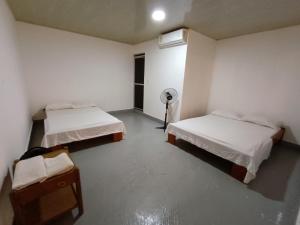 Zimmer mit 2 Betten und einem Ventilator in der Unterkunft Casa Turística Macarena Tierra salvaje in La Macarena