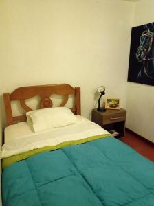 1 dormitorio con 1 cama y 1 mesa con una foto de caballo en Linda habitación cerca al mar, en Lima