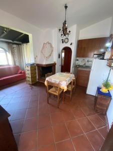 a living room with a table and a kitchen at Casetta Marina Residence in Santa Luria