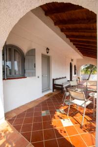 a patio with chairs and a table in a building at Cosy Cottage in Stalida