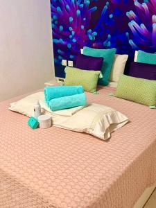 uma cama com duas toalhas em cima em Seaview Apartment 414 em Morro del Jable