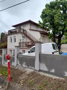 uma carrinha branca estacionada em frente a uma casa em Gábor - lak em Miskolc
