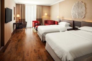 Postel nebo postele na pokoji v ubytování Sheraton Bratislava Hotel