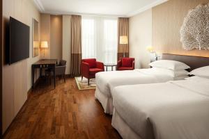 Postel nebo postele na pokoji v ubytování Sheraton Bratislava Hotel