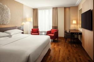 Postel nebo postele na pokoji v ubytování Sheraton Bratislava Hotel
