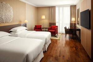 Postel nebo postele na pokoji v ubytování Sheraton Bratislava Hotel