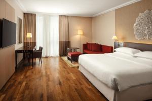 Postel nebo postele na pokoji v ubytování Sheraton Bratislava Hotel