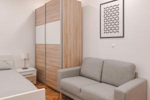 un soggiorno con divano e letto di Studio apartment in the heart of magic Piran a Piran