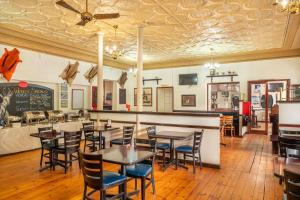 Karoo Country Inn في Middelburg: مطعم بطاولات وكراسي وبار