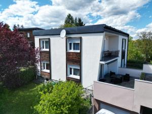 un edificio de apartamentos con vistas a un patio en PM-APART Premstätten en Unterpremstätten