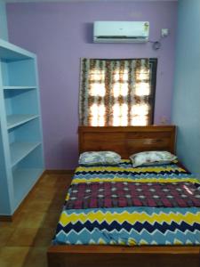 מיטה או מיטות בחדר ב-2 bed Flat to rent in Nedungadu, near Thirunallar