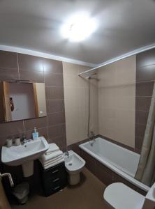 a bathroom with a sink and a tub and a toilet at APARTAMENTO A CHILENA in Cambados