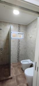 ein Bad mit einem WC und einem Waschbecken in der Unterkunft El Aromo in Junín