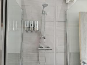 ein Bad mit einer Dusche und einer Glastür in der Unterkunft SAV Apartments Nottingham Road Loughborough - 2 Bed Apartment in Loughborough