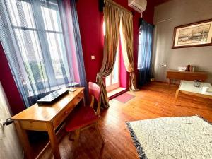 a room with a wooden desk with a desk at Oleander loft in Ríva +32 photos