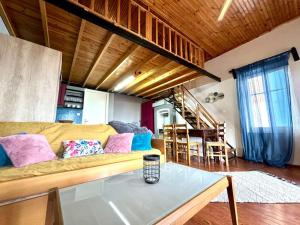 a living room with a yellow couch and a table at Oleander loft in Ríva