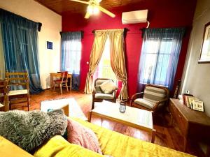 a living room with red walls and a couch at Oleander loft in Ríva