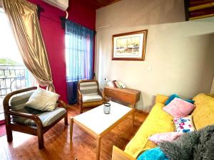 a living room with a couch and a table at Oleander loft in Ríva