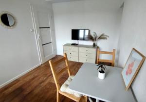 Telewizja i/lub zestaw kina domowego w obiekcie Apartament Plaża Zachodnia - 400 m do morza